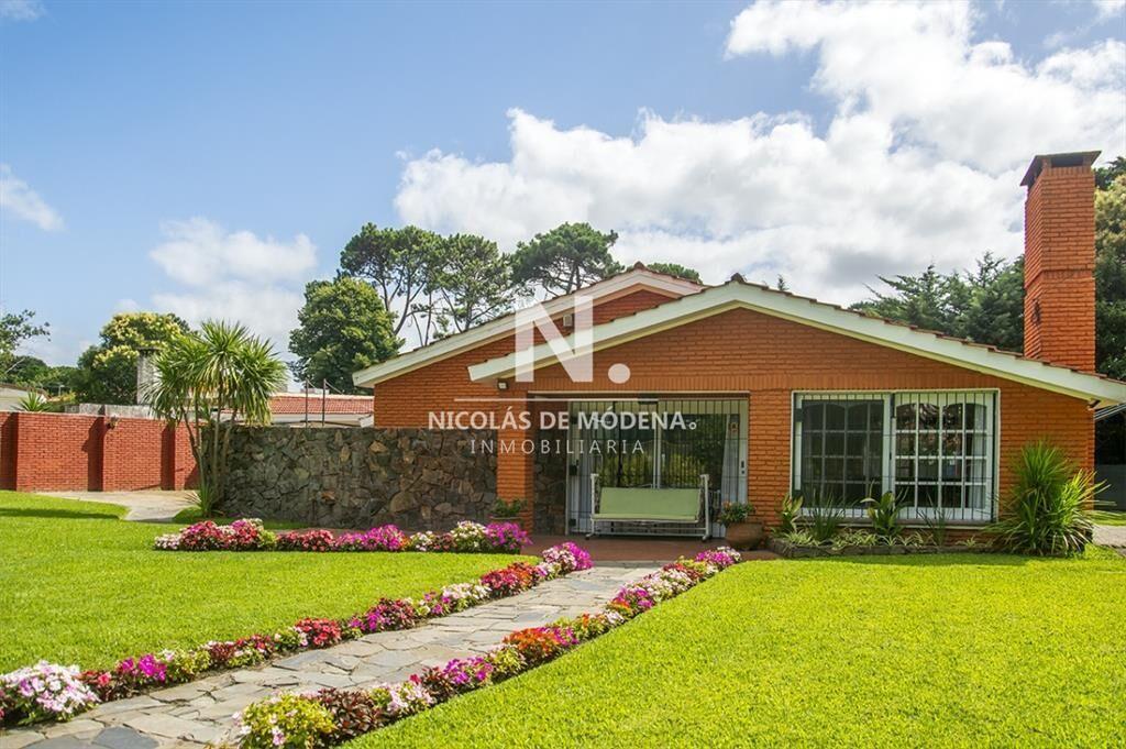 Vende casa de 3 dormitorios en Cantegril Punta del Este