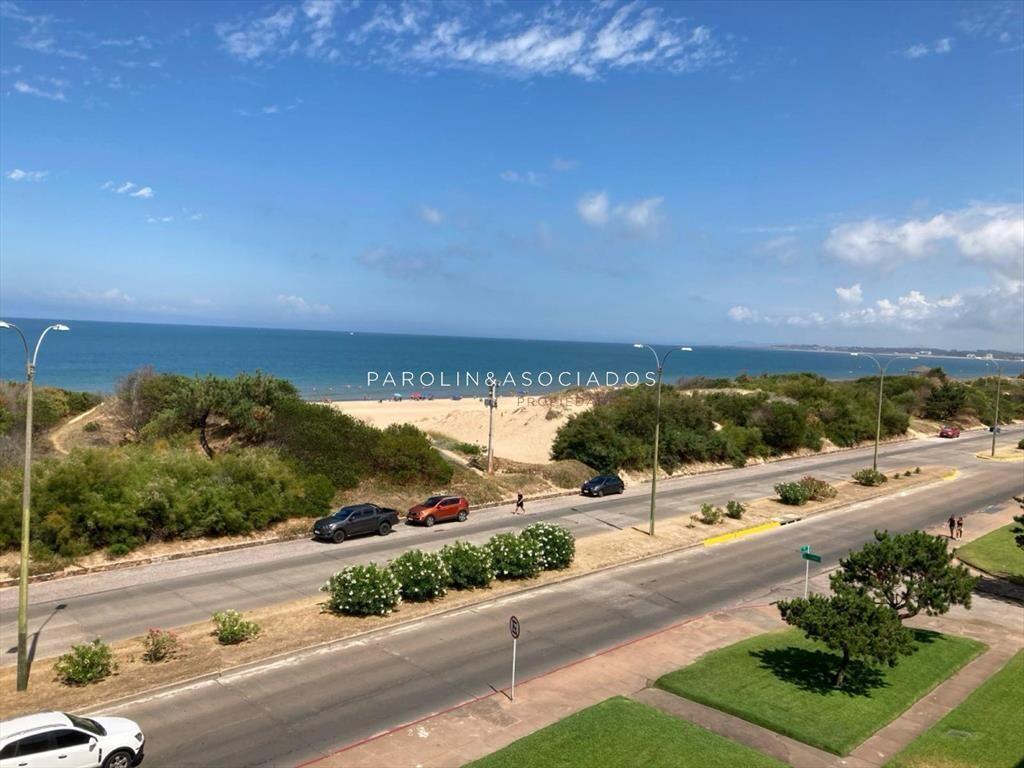 Apartamento En Venta Frente Al Mar, Punta Del Este.