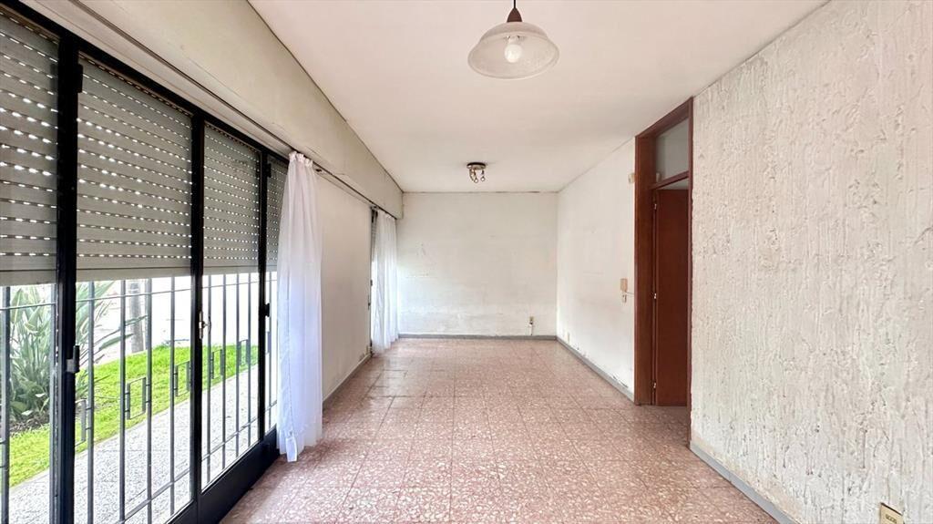Casa de 3 dormitorios con garaje, patio y fondo.