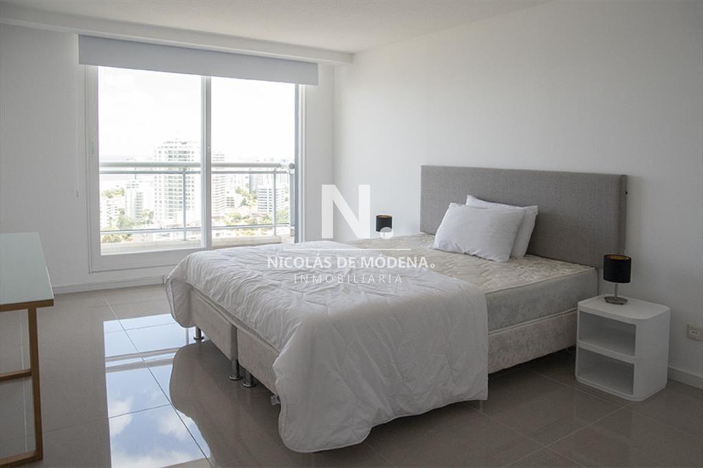 Departamento en torre de categoría.