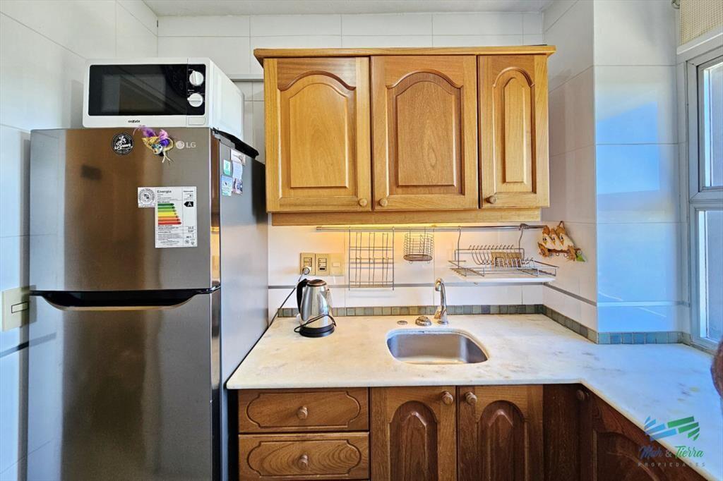 Alquila apartamento 1 dormitorio con cochera techada y serv