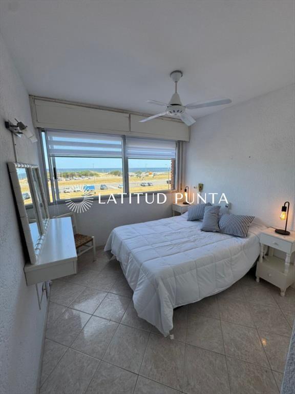 Apartamento de 2 dormitorios frente a playa Brava