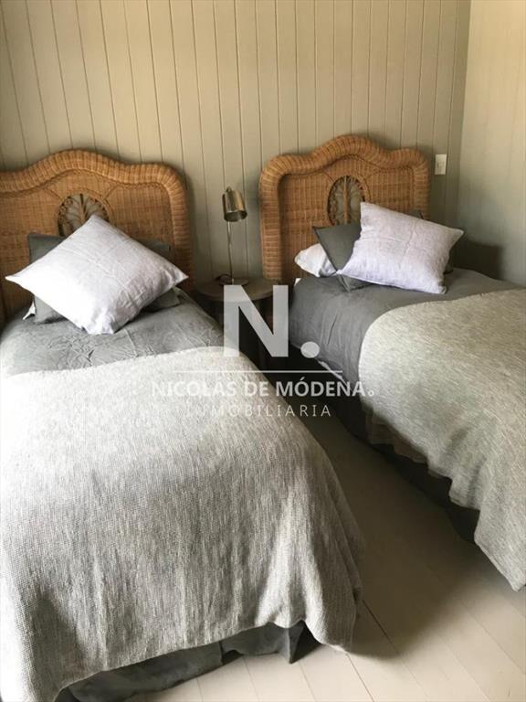 Casa de 4 dormitorios en venta en barrio cerrado.