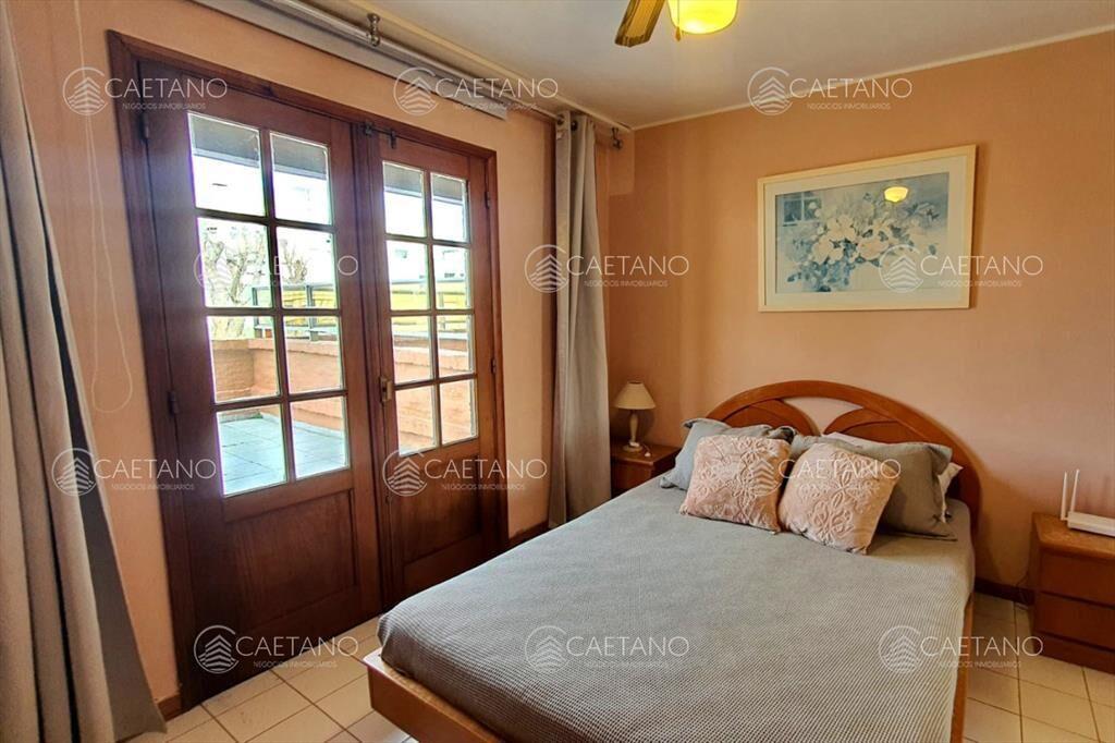 Apartamento de 2 dormitorios y 2 baños a 1 de y