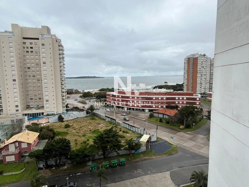 Departamento en venta en torre moderna, a pasos del mar.
