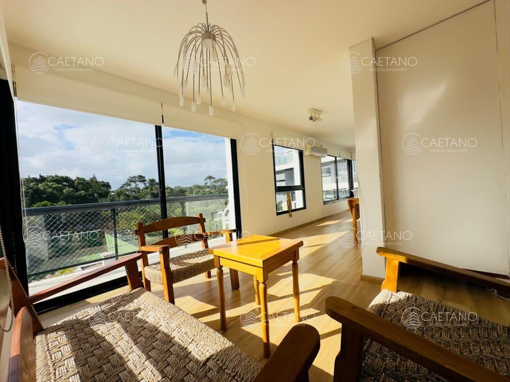 Apartamento en venta frente a playa brava.