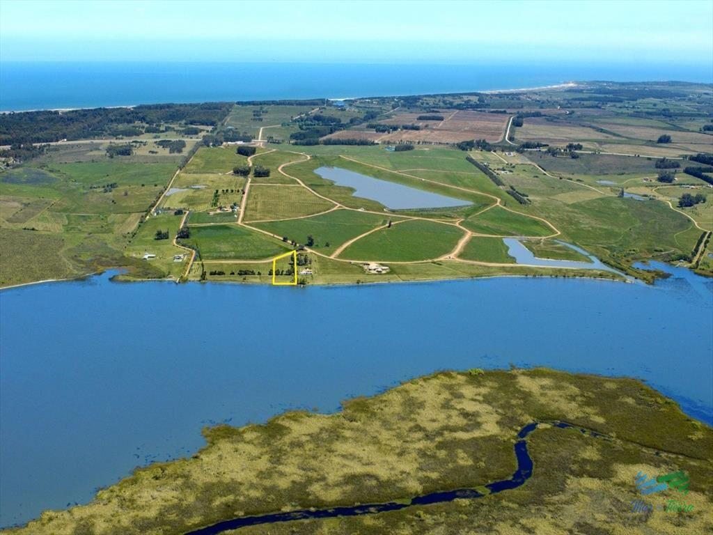 Venta de terreno en Laguna de los Cisnes de 6.700