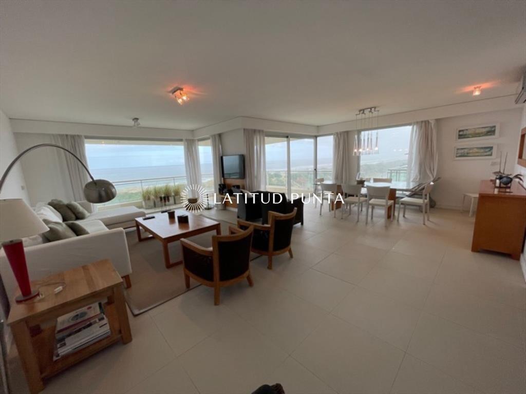 Apartamento en Brava, 3 suites más dependencia
