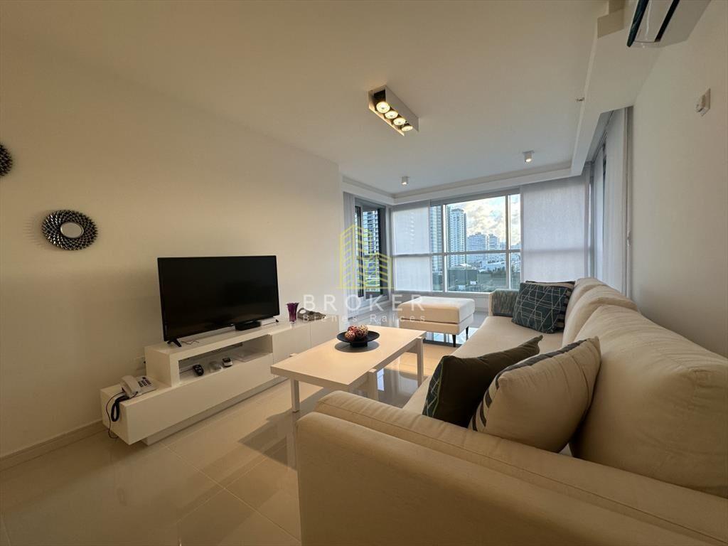 Venta de apartamento de categoria, dos y medio en