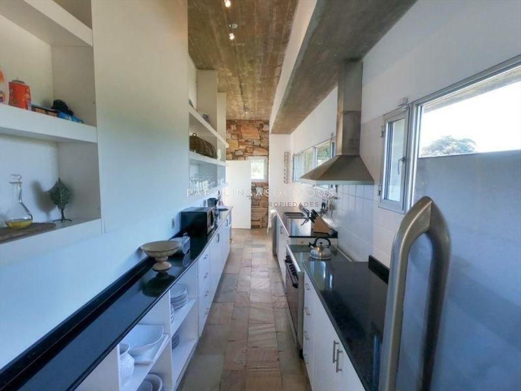 CASA DE 4 DORMITORIOS EN PUNTA BALLENA