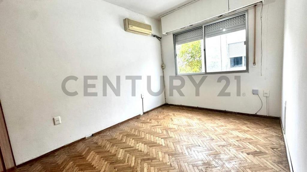 VENTA APARTAMENTO TRES CRUCES,1 DORMITORIO, 3er PISO ESCA...