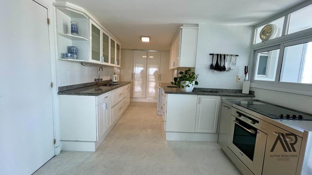 Apartamento en venta de 5 dormitorios c/ cocheras en Pla...