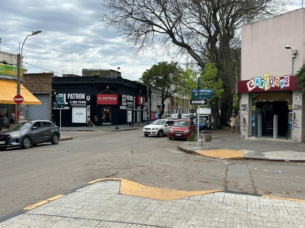 Venta Local comercial con renta   esquina  en  Arenal Grand