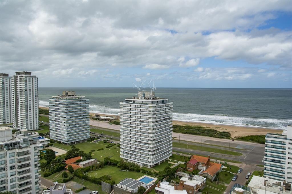 Vende apartamento de 3 dormitorios en Wind Tower,
