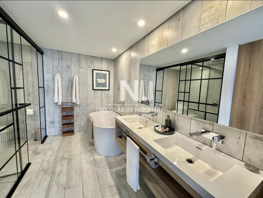 Vende apratamento en Brava Punta del Este de 2 dormitorios.