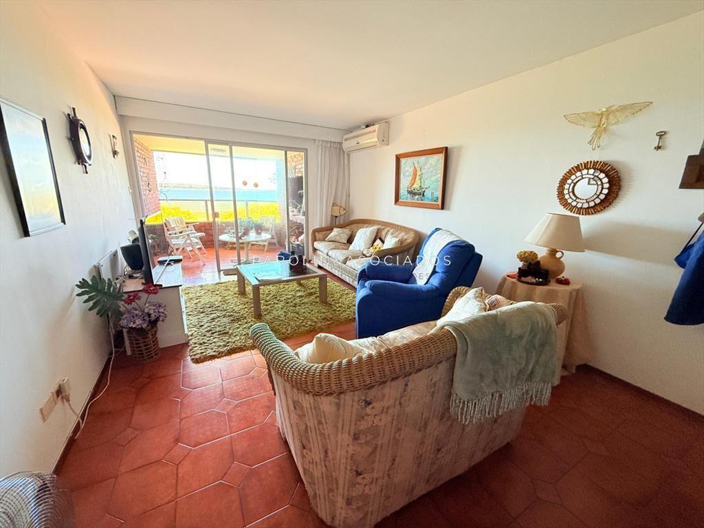 Apartamento con parrillero de 4 dormitorios al en
