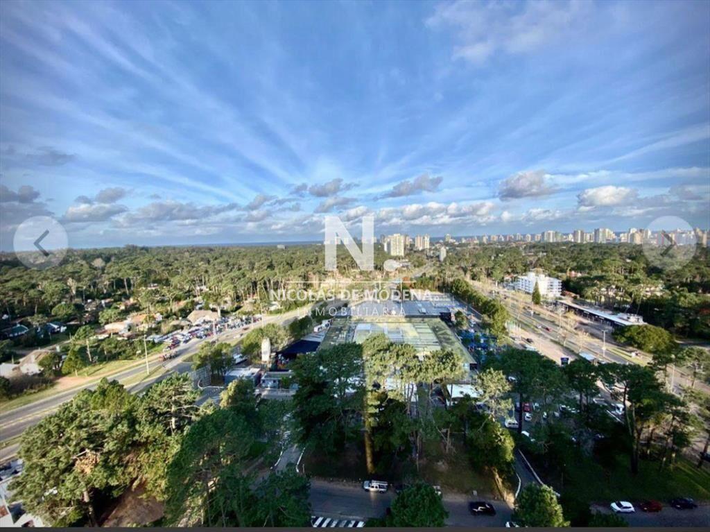Vende apartamento 3 dormitorios en suite, en del