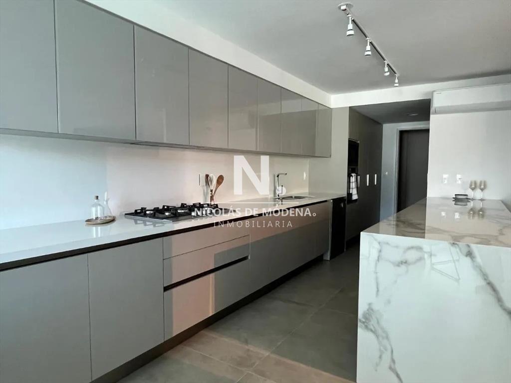 Venta Apartamento de 3 Dormitorios con cochera.