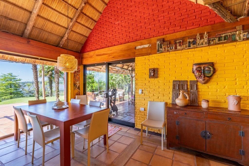 Casa  sobre la Laguna con playita