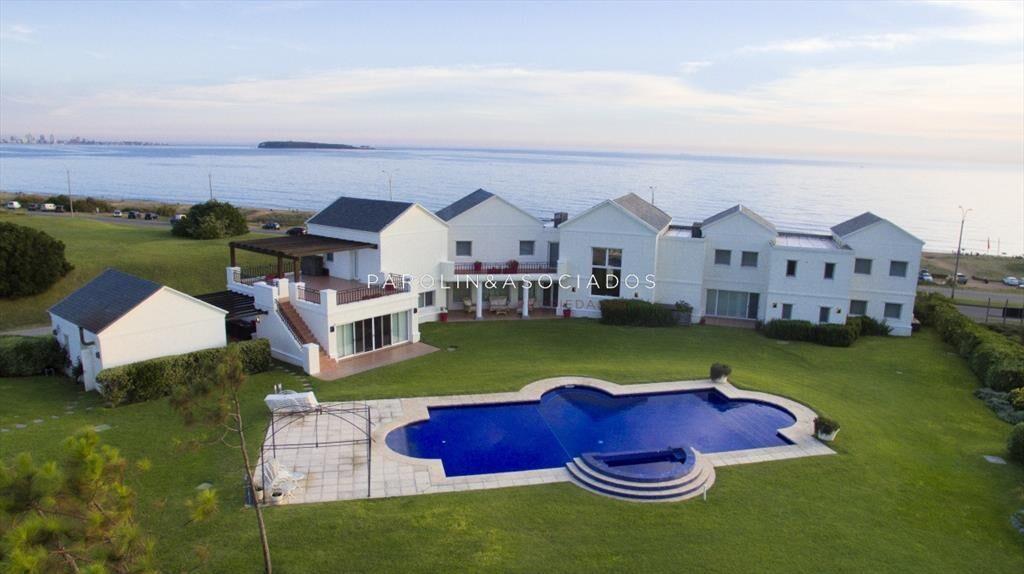Casa en venta de 5 dormitorios en primera linea