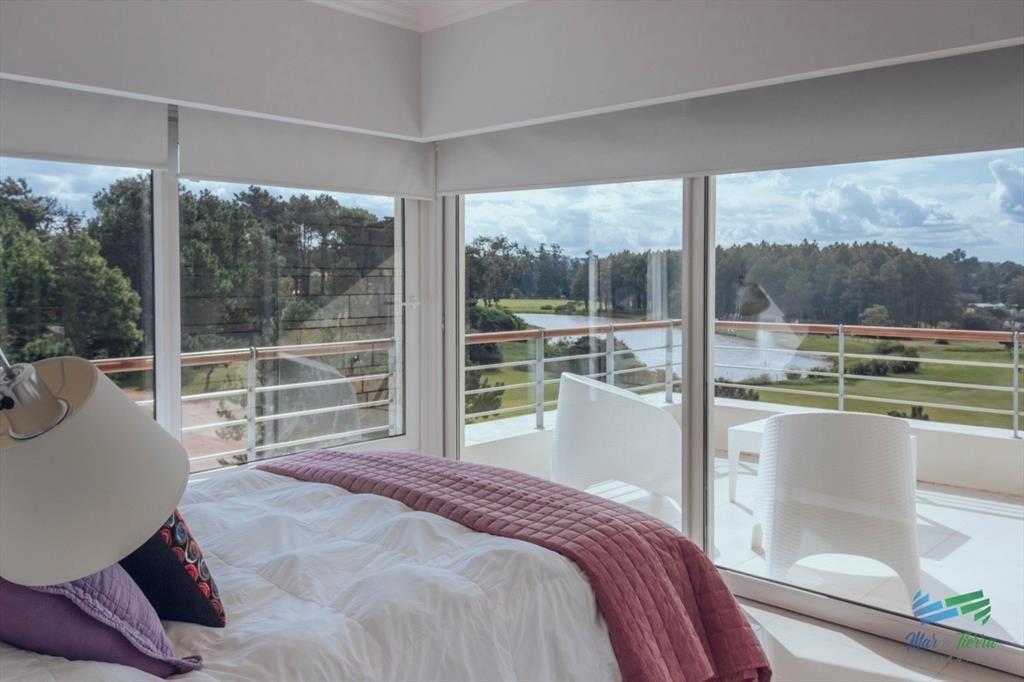 VENTA de apartamento de 2 dormitorios sobre playa