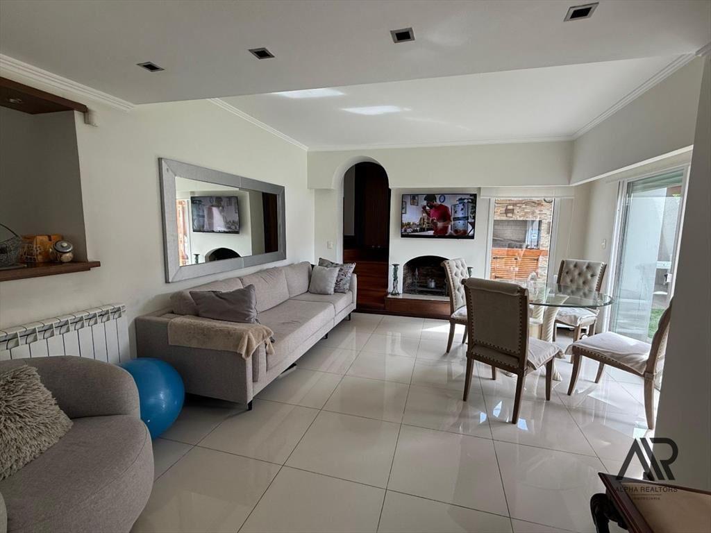 Casa en venta c/ cochera en Carrasco