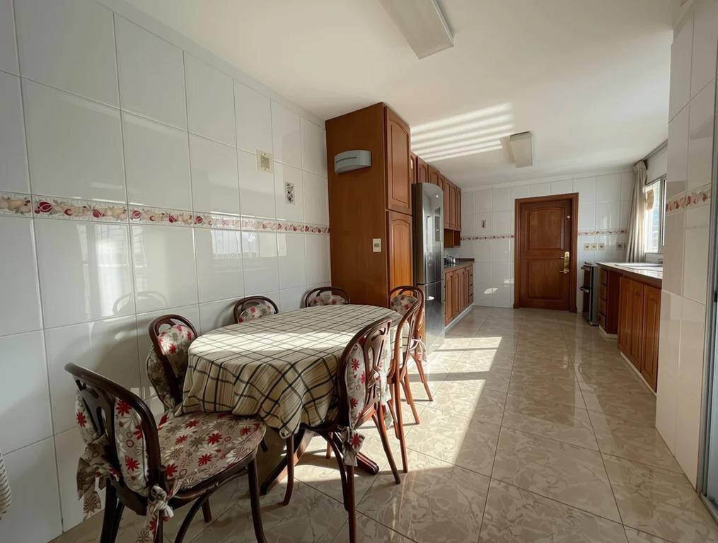 Alquiler Apartamento 4 Dormitorios y Servicio en Rambla de P