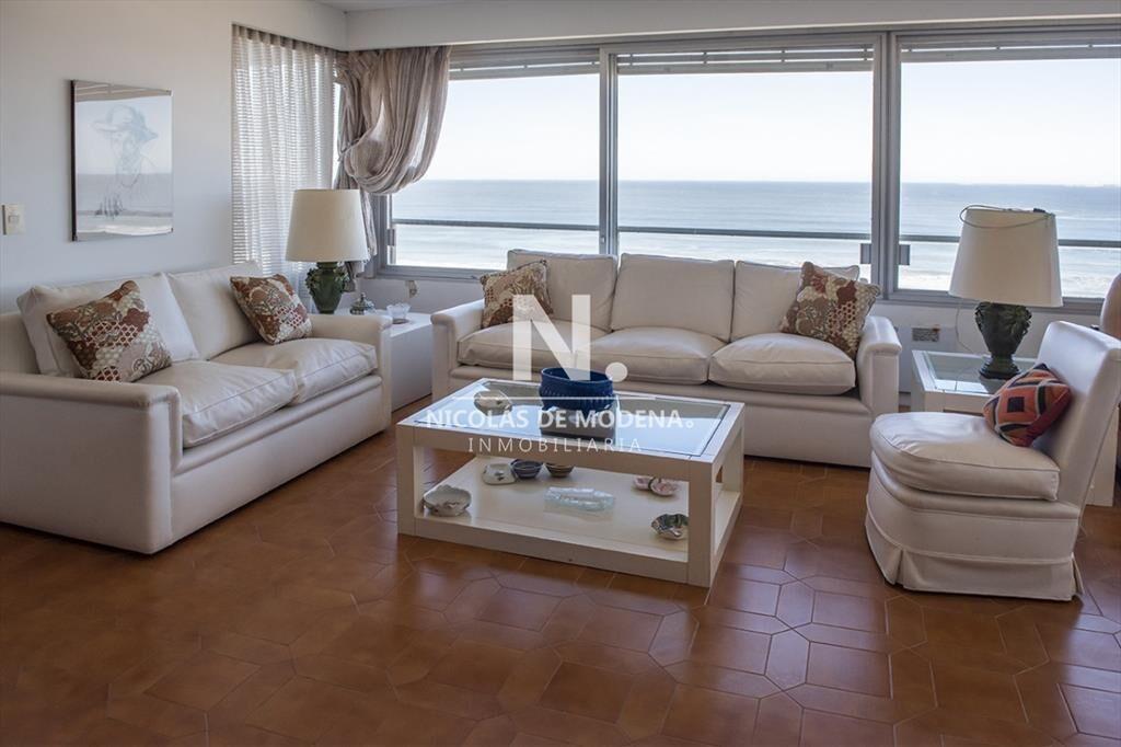 Vende apartamento de 3 dormitorios en Tiburon ,