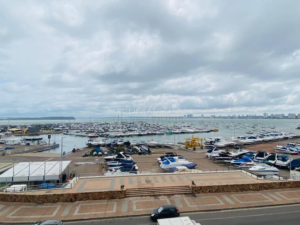 Apartamento de 3 dormitorios en venta en Punta