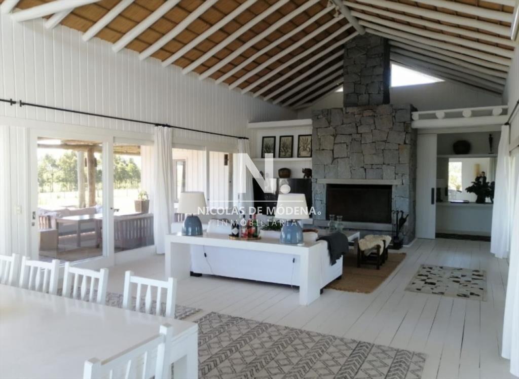 Hermosa casa en barrio privado