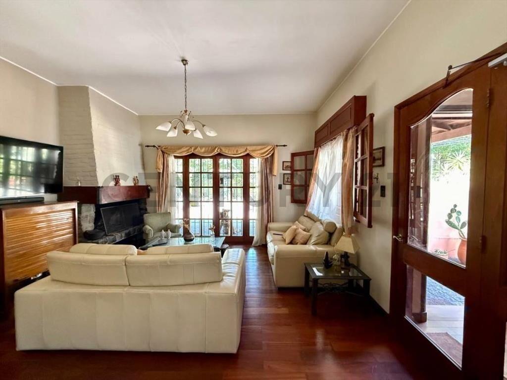 Venta casa esquina con piscina, Parque Batlle, ACEPTA BANCO