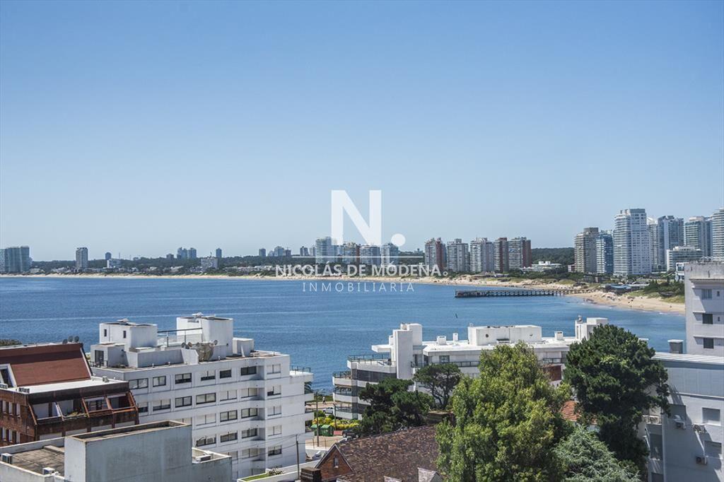 Vende apartamento con balcon y 3 dormitorios en