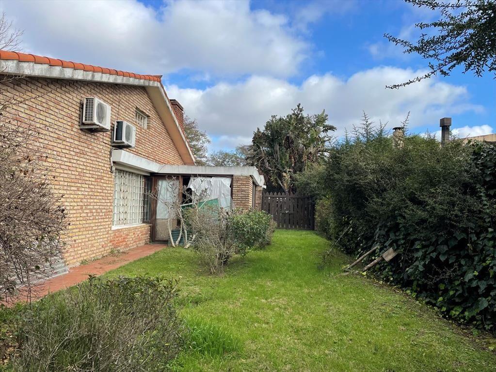 Venta Casa a reciclar Carrasco 1814m2 terreno