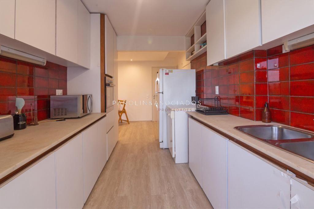 Apartamento en Venta de 3 dormitorios y servicio , Punta de