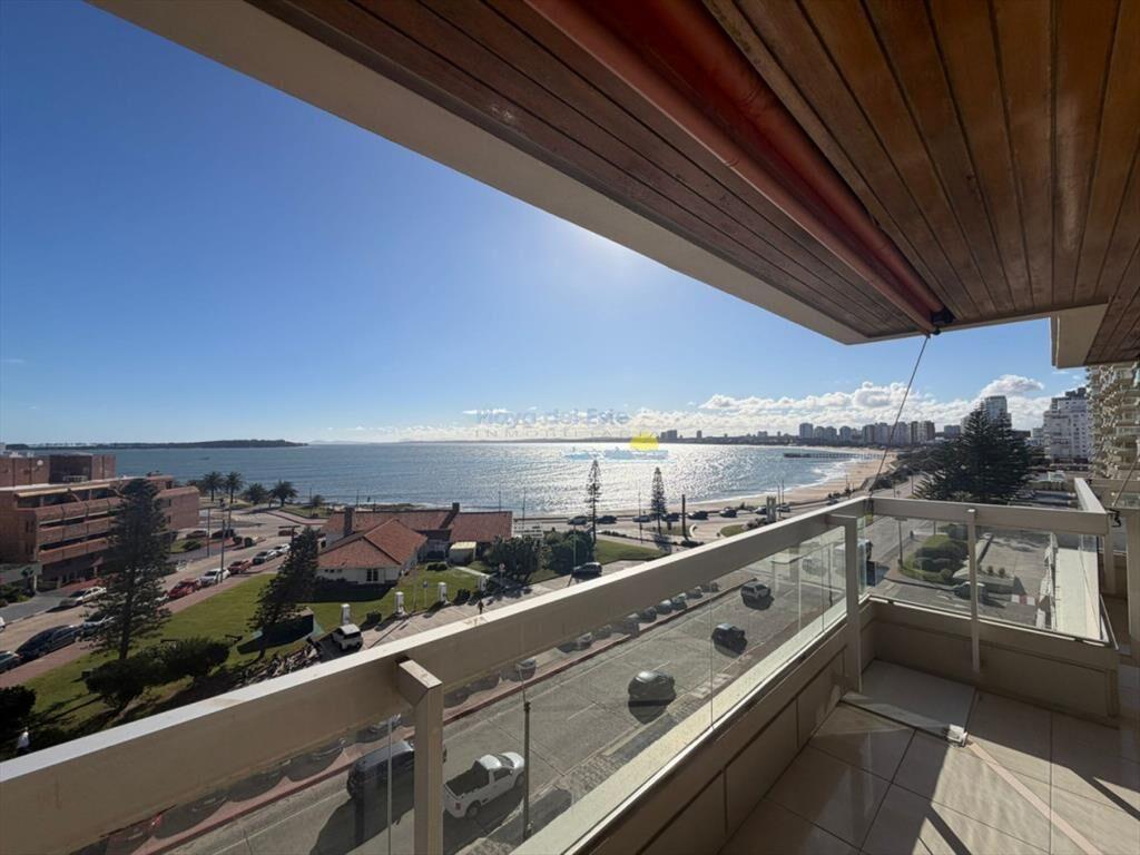 Apartamento de 4 dormitorio en alquiler anual  e