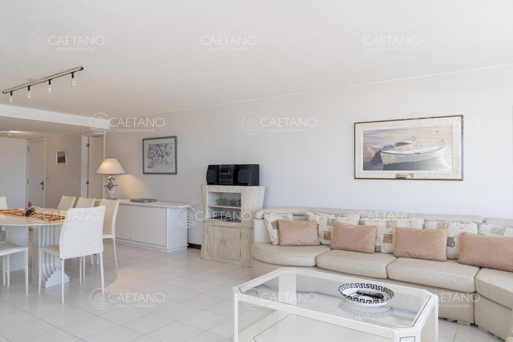 Venta de apartamento de 3 dormitorios y dep. de