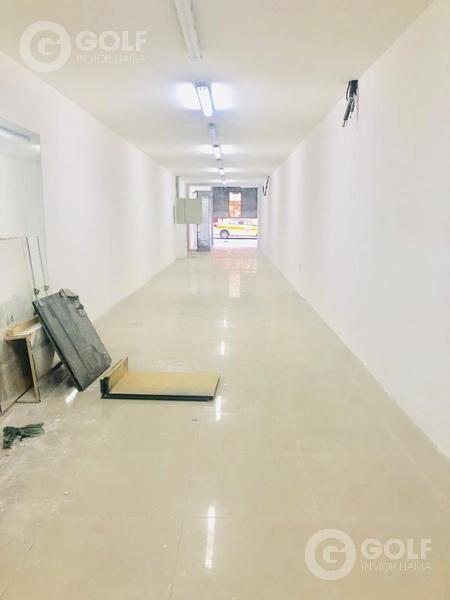 Vendo local comercial sobre 18 de julio con entrepiso, 142m