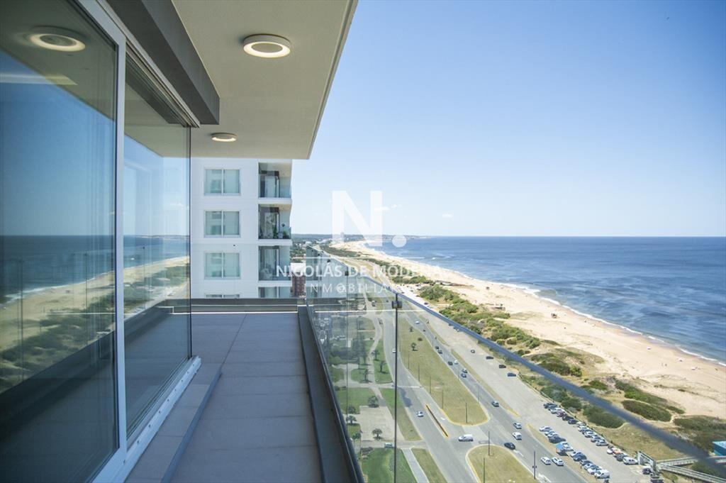 A mentros del mar, en venta apartamento de 3 en