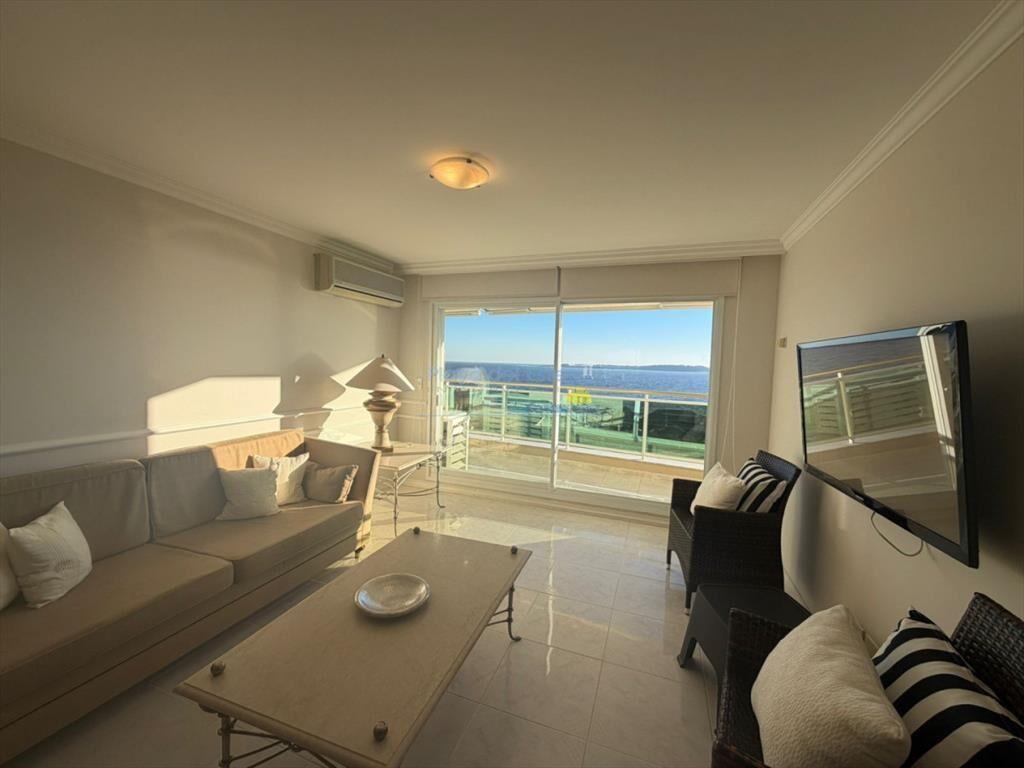Apartamento de 3 dormitorios en Punta del este ,