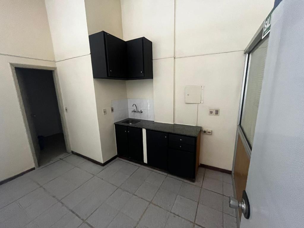 Excelente local esquina en Rambla portuaria, 120 m2 de saló