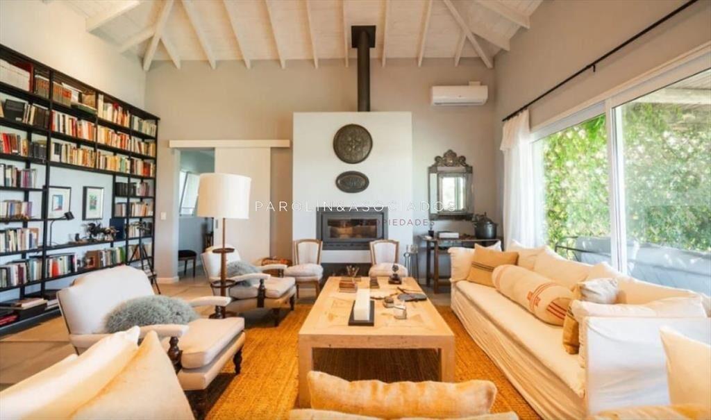 Casa en Venta de 4 Dormitorios en Pueblo Mio ,