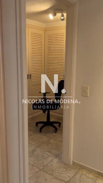 Vende apartamento de 2 dormitorios frente al mar.