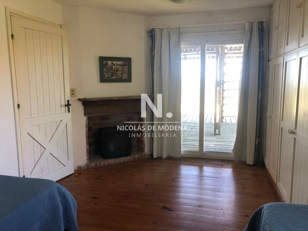 Impecable casa sobre gan superficie de terreno.