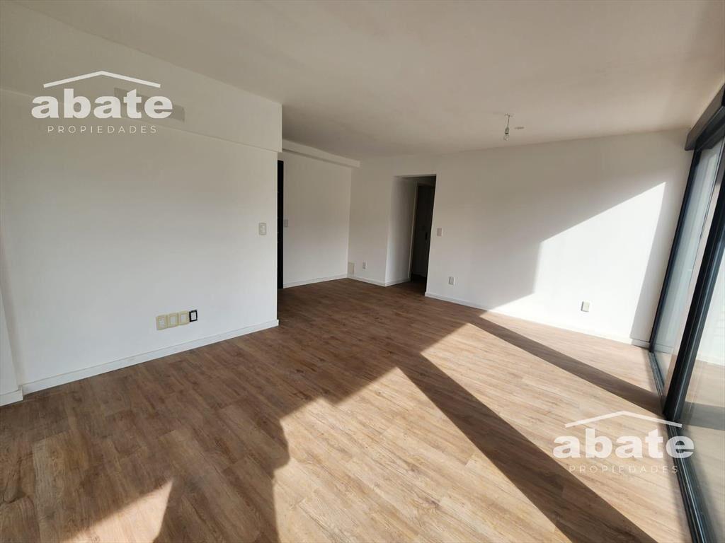 Venta apartamento de 2 dormitorios con deck y jardín con re