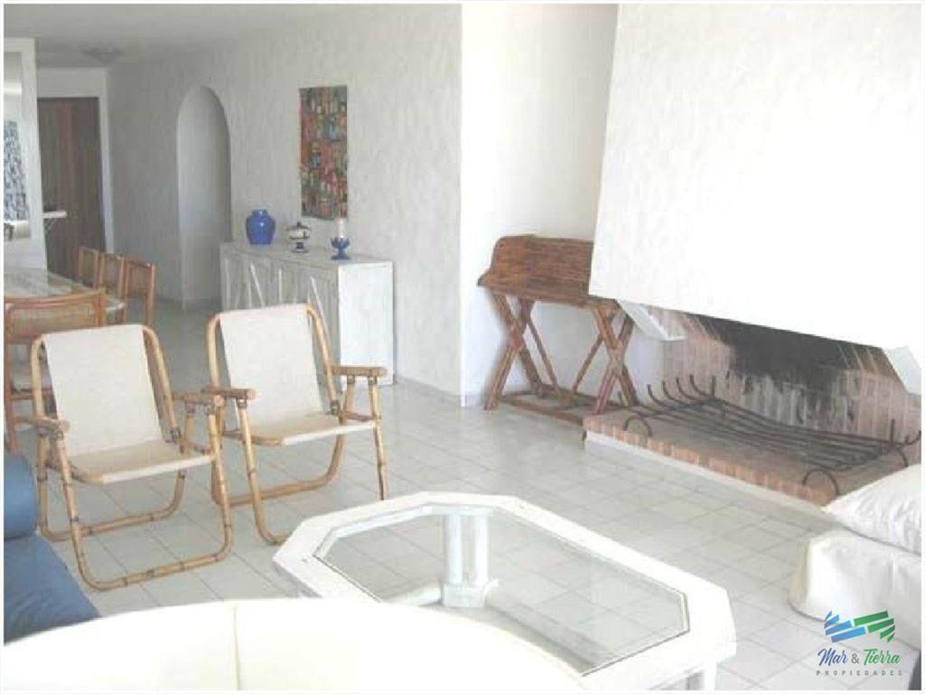 Apartamento de 3 dormitorios frente al mar en y