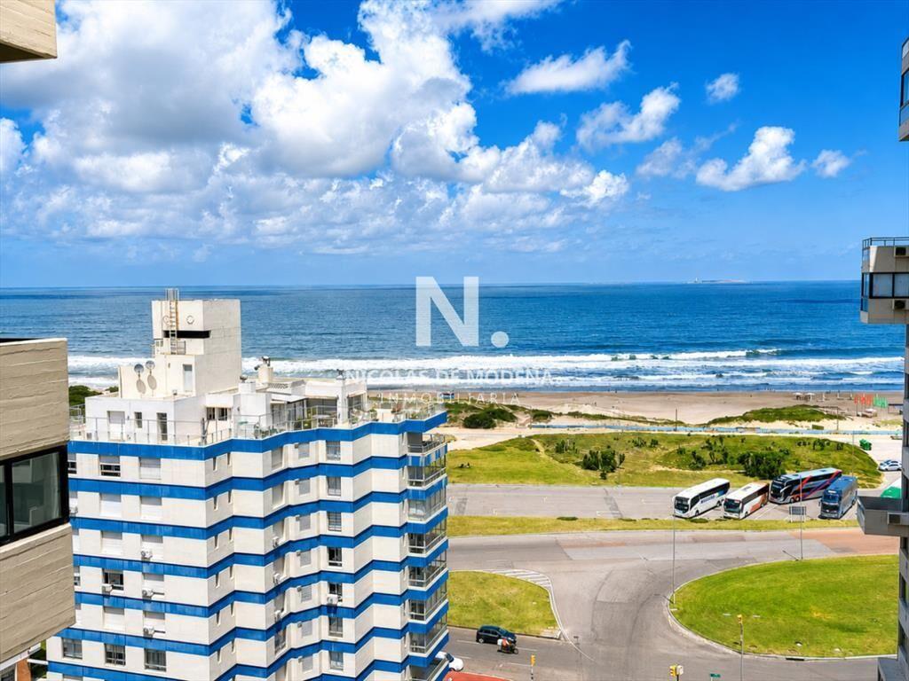 Apartamento en Venta, 3 dormitorios y servicio, en Playa Br