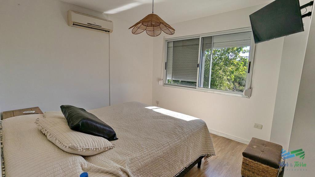 Venta y alquiler anual de casa en Pinares a 200 -