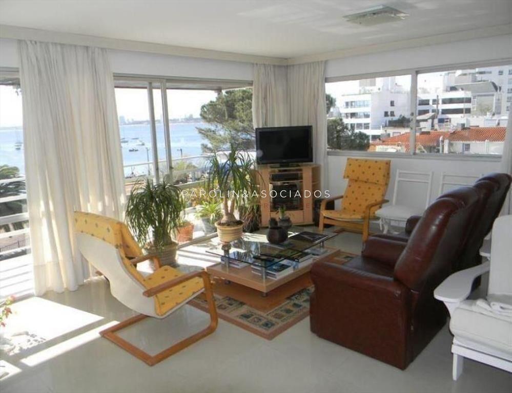 Apartamento en venta de 4 dormitorios en Punta