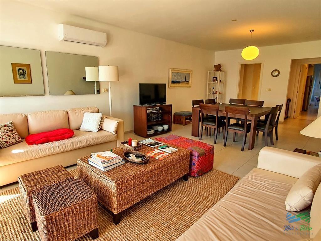 Vendo apartamento de 3 dormitorios y 3 baños.