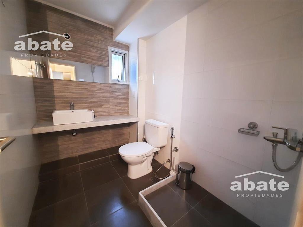 Edificio de Oficinas. Excelente ubicación comercial. Al fre
